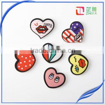 Wholesale new hot heart brooch acrylic T-shirt pins for girls