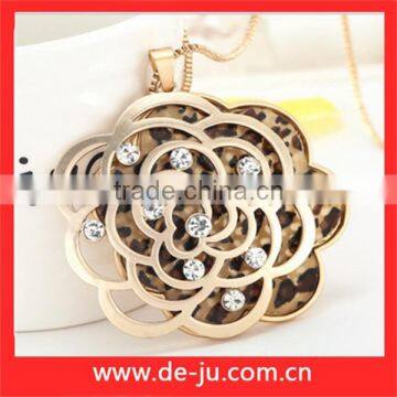 Fashion Charm Rose Crystal Sweater Necklace photo-2