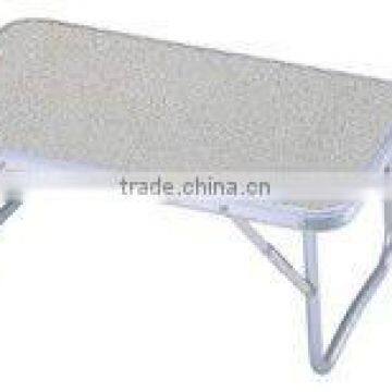 Portable table with aluminium legs