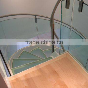 Custom Double Stringer Laminated Glass Treads Curved Staircase in White Stringer and Glass Railing