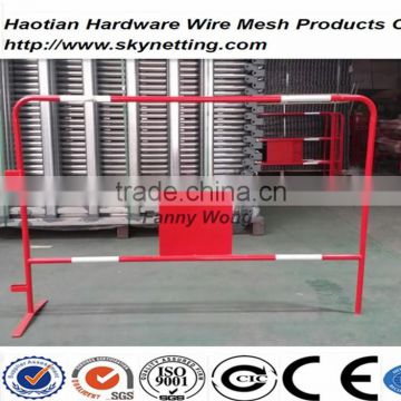 red powder coating crowd control barriers temporary fence with reflactive stripes for france market