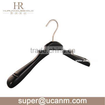 HRW-8610B black wooden coat hanger with notches