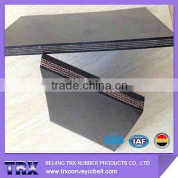 Sidewall rubber conveyor belt with cross stablized base