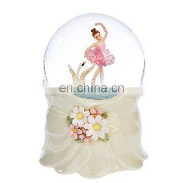 Ballet girl of the snow globe for gift