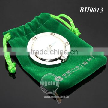 Customized Print Green Velvet Bag Packing Gift Set Round Folding Metal Custom Logo Purse Hanger Hook