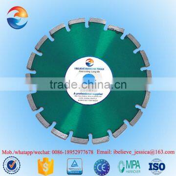 Asphalt cutting blade with protection segments