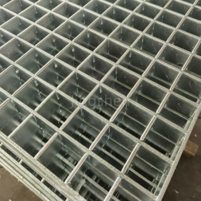 Materiais de construção metálicos: Rede de piso de aço esticado, metal de alta resistência, rede de barras de aço galvanizado Q235, adequada para estradas de acesso
