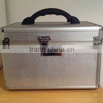 LOCKABLE SILVER COSMETIC/VANITY CASE.