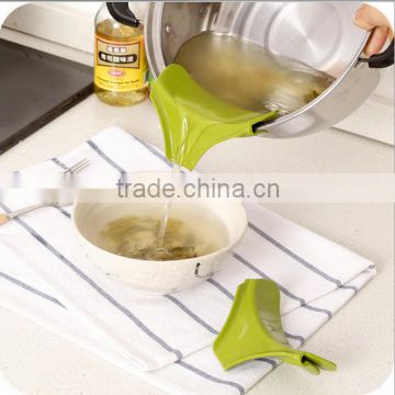 Creative Silicone Soup Funnel Water Deflector Cooking Tool Kitchen Gadget / Silicone Soup Funnel kitchen tool