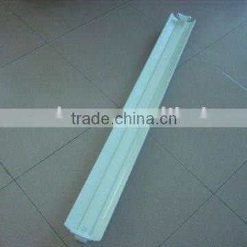 T5 fluorescent lighting fitting with reflector