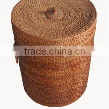 Rattan laundry basket with lid