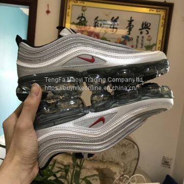 Nike Air VaporMax 97 серого цвета. Обувь Nike в распродаже со скидкой 50%.