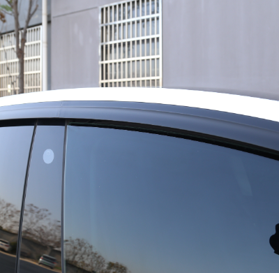Погодозащищенный козырек для окон Tesla Model Y и Juniper - простая установка с помощью защелок