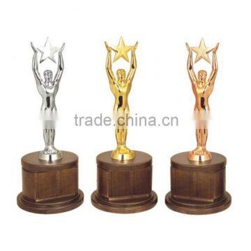 Creative Personalized Man Lifting Star Metal Figurine Trophy With Real Wood Base