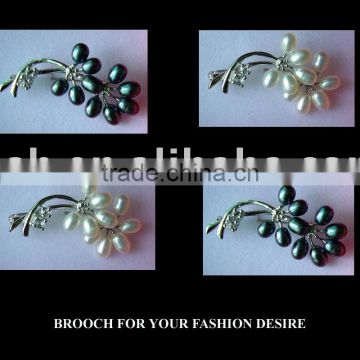 white/black freshwater pearl brooch-blossom