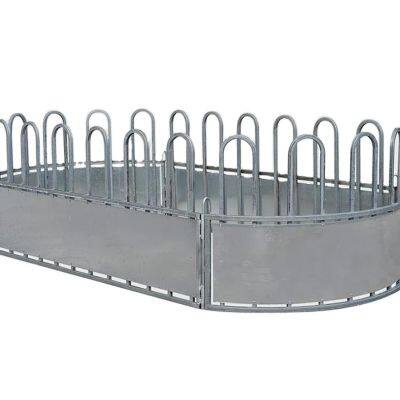 Équipement de manutention en haut de la boucle de fardeau en acier. Nourrisseur portable pour bovins et chevaux avec toit. Nourrisseurs pour animaux