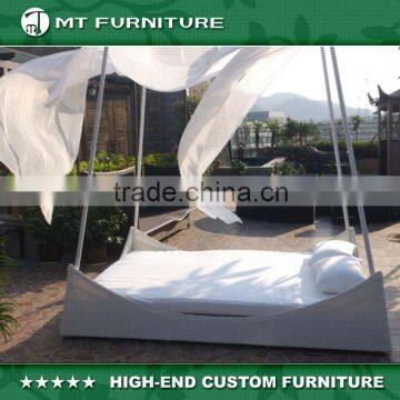 unique outdoor wicker rattan double day bed with muslin cover