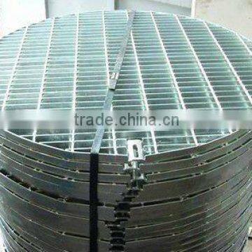 Serrated steel grating