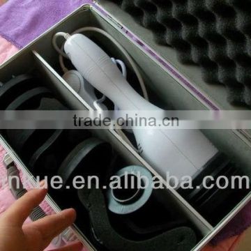 Hand holding g5 muscle vibrating massager beauty salon body muscle vibrating apparatus for cellulite reduction