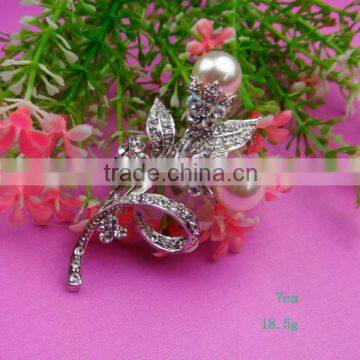 2015 new product pearl cheap wholesale rhinestone flower brooch pin for wedding invitations