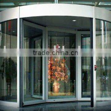 Automatic revolving door with central showcase