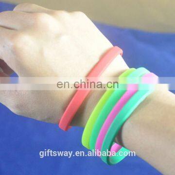 China Manufacture OEM Design Good Promotional Gifts Personalized Silicone Bracelets photo-4