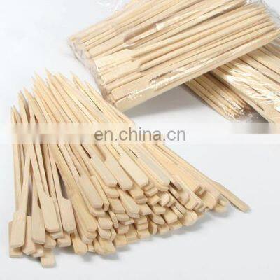 Wear the meat on a disposable bamboo skewer