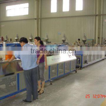 WPC floor extruding machine