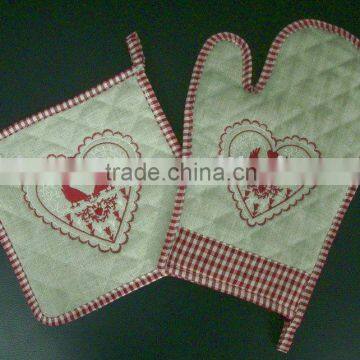 Kitchen gloves and kettle placemat