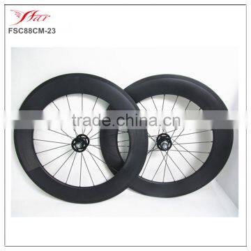 custom disc braking carbon clincher wheels 88mm 23mm hand built by customized track fixed hub and high end sapim spokes 20 24H