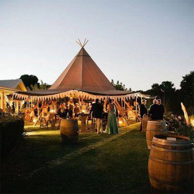 Outdoor großer Luxus-Glamping-Zelt aus Holzpfählen in Tipi-Form für Pyramiden-Safari-Zelt
