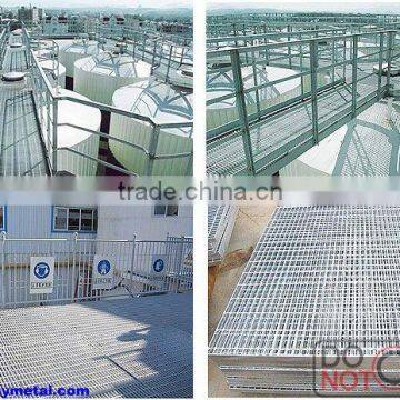 Heavy duty pressure welded steel grating