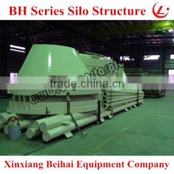 Mobile screw conveyer for loading feed into silo