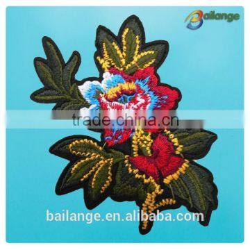 2016 hot selling wholesale iron on custom embroidery patch design