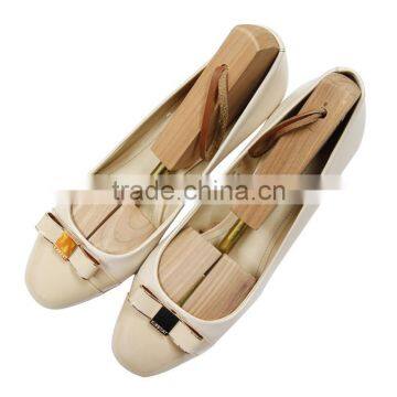 Adjustable type wooden material cedar wood with good scent single tube shoe tree with string in the end