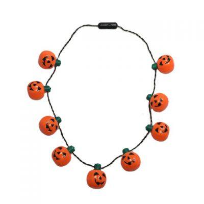 Колесо огней на Halloween с фонариками из тыквы, светящееся в темноте