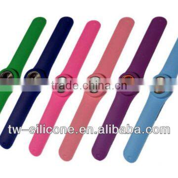 2013 newest round silicone slap wrist watch