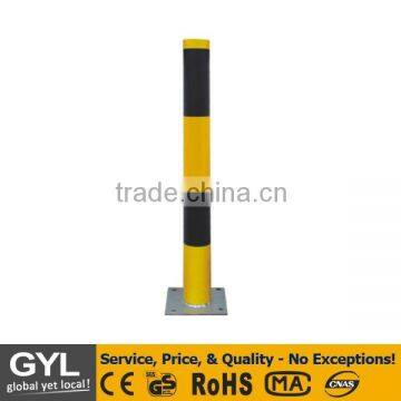 yellow and black delineator road lamp post