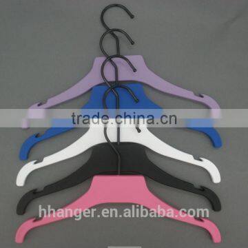 HH BRAND plastic fashion shape flat children's clothes hanger 27cm 30cm kids coat hanger with soft rubber finishing LOGO OK