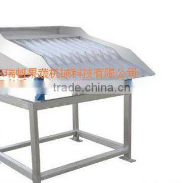 Vibration type peach flap overturning machine/peach processing machine