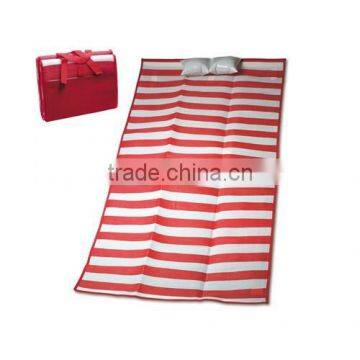 Folding beach mat with inflatable cushion