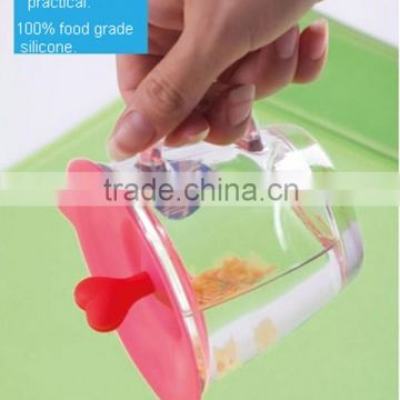 Novelty easy cleaning suction silicone universal cup lid