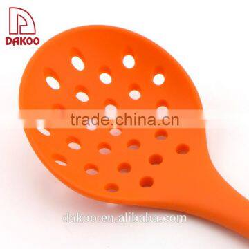 High Temperature Resistant Long Handle Silicone Colander photo-3