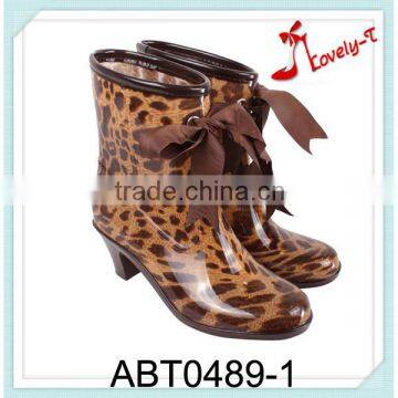 100% PVC fashion woman leopard print rain boots with ribbon