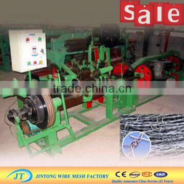 Twisting barbed wire making machine