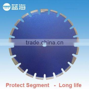 Diamond saw blade with protection Teeth