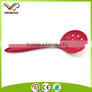 Heat resistant kitchen vegetable drain silicone scoop with holes