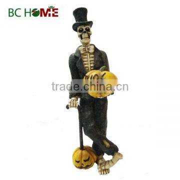 2015 new 15 inch high resin halloween decoration skeleton man with pumpkin