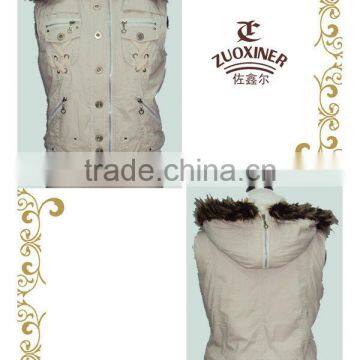 Sleeveless jacket with hood for lady