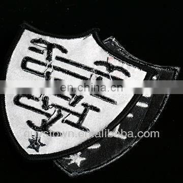 Custom Fashion Design Embroidery Woven Label for Garment photo-2